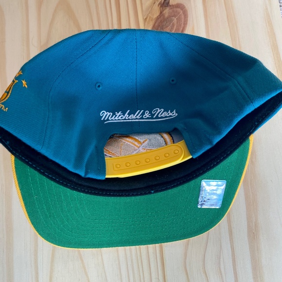 Retro Mitchell & Ness California Golden Seals Ba - Picture 4 of 4